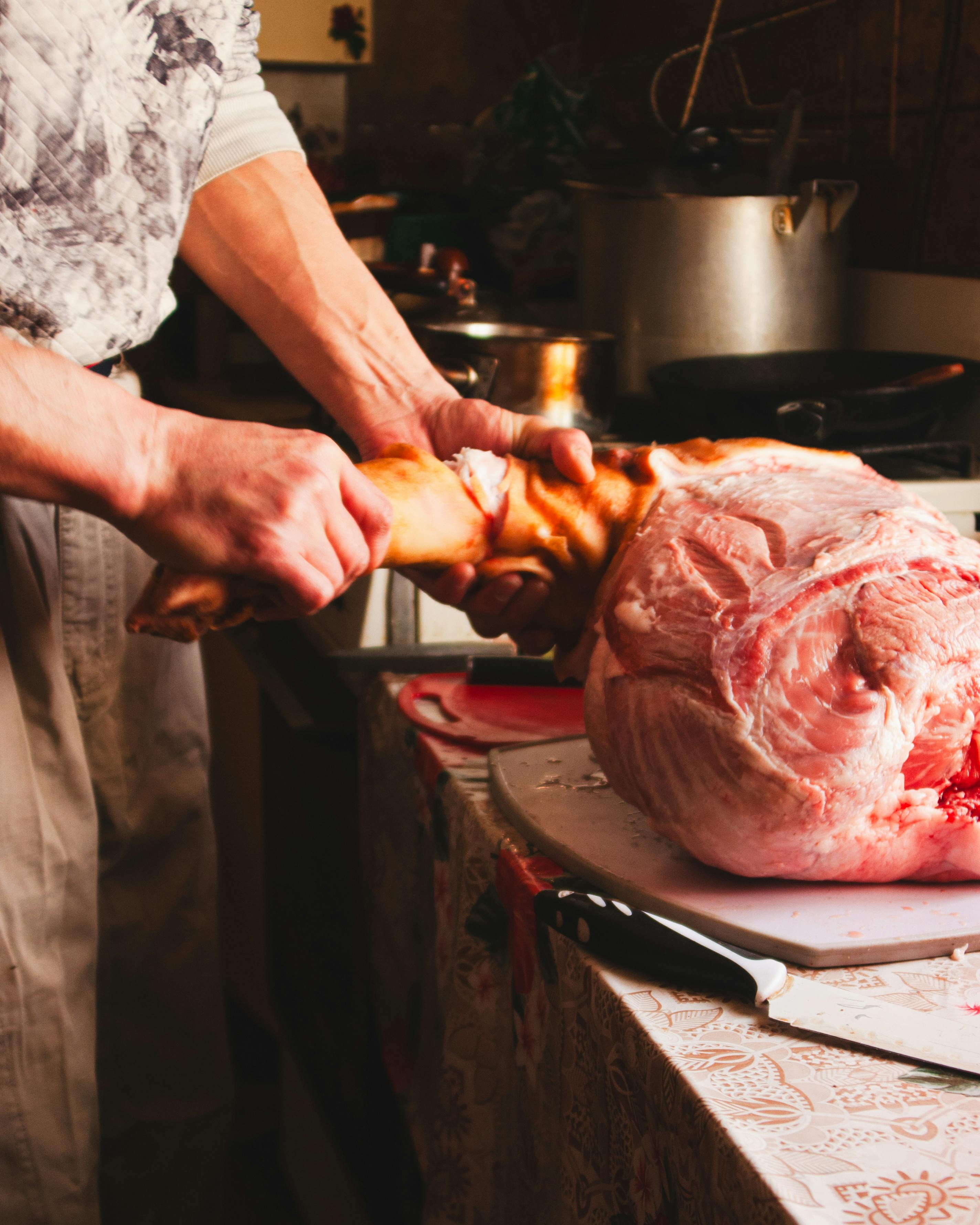 Découpe d'une pièce porcine